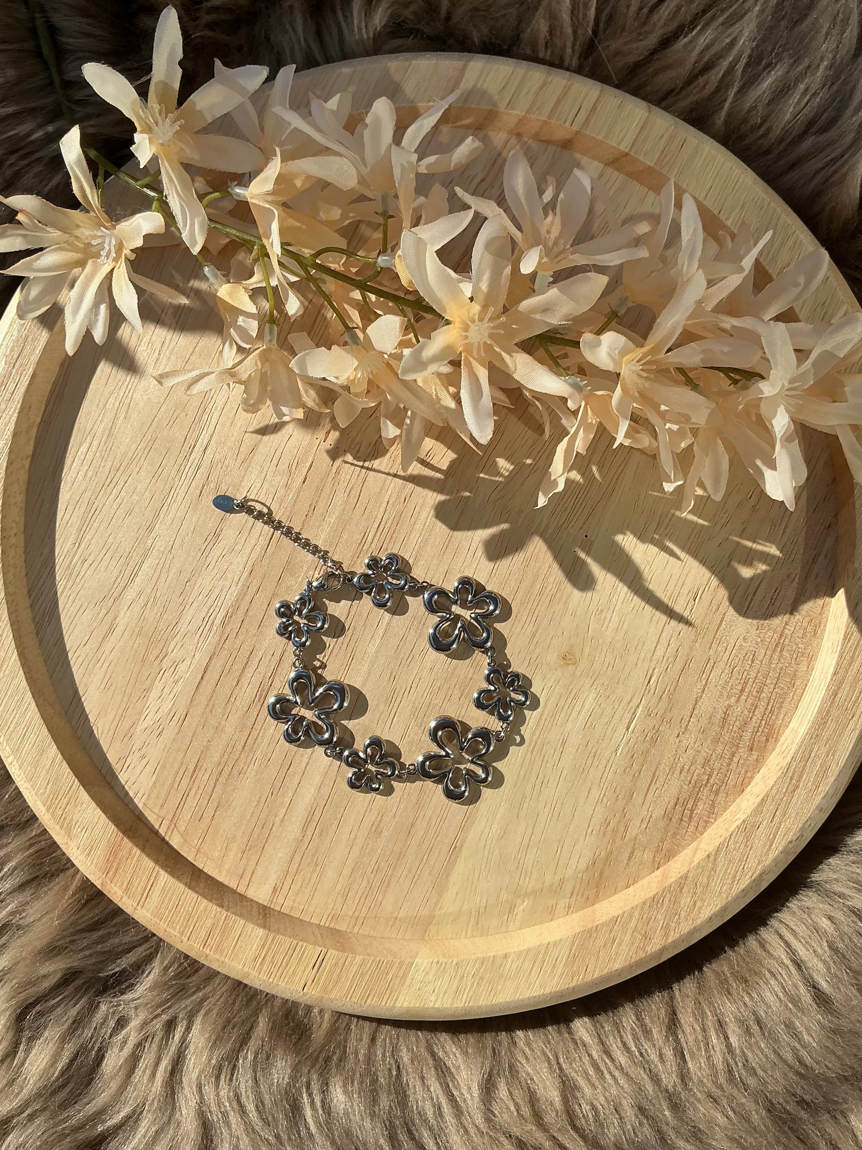 Playfull flower armband - zilver